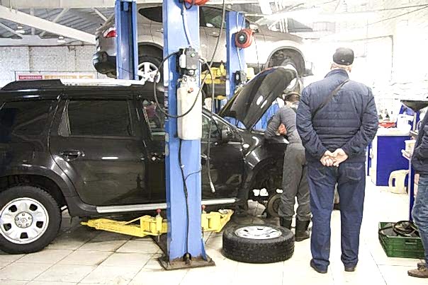 мастера меняют выпускную трубу